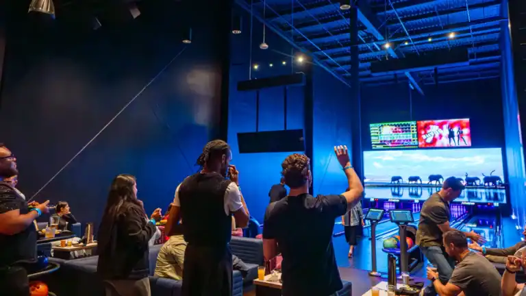 Guests enjoying lively nightlife and entertainment at Albatross lounge.